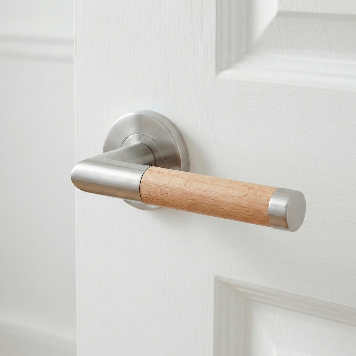 Deurkruk model '1003' met ronde roestvrijstalen rozet en handgreep bekleed met hout voor deuren