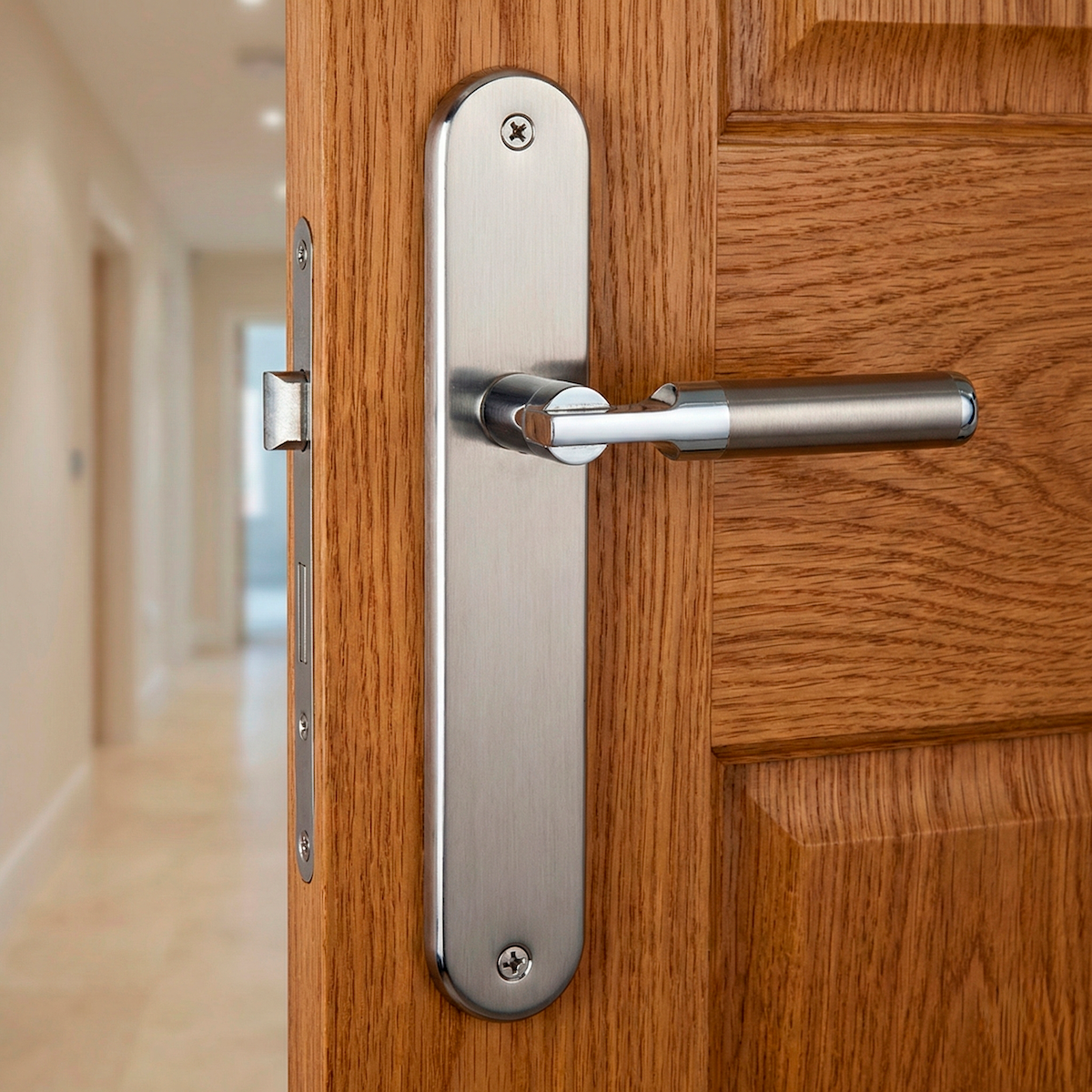 Avant-gardistische deurklink model '1019' met ovale plaat in tweekleurige afwerking