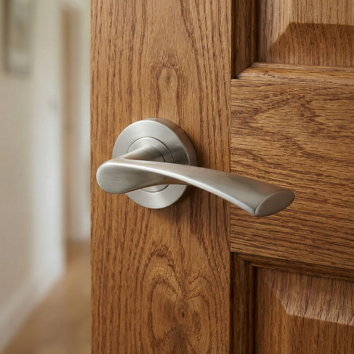 Deurkruk Ola model '130' van aluminium met ronde rozet voor deuren