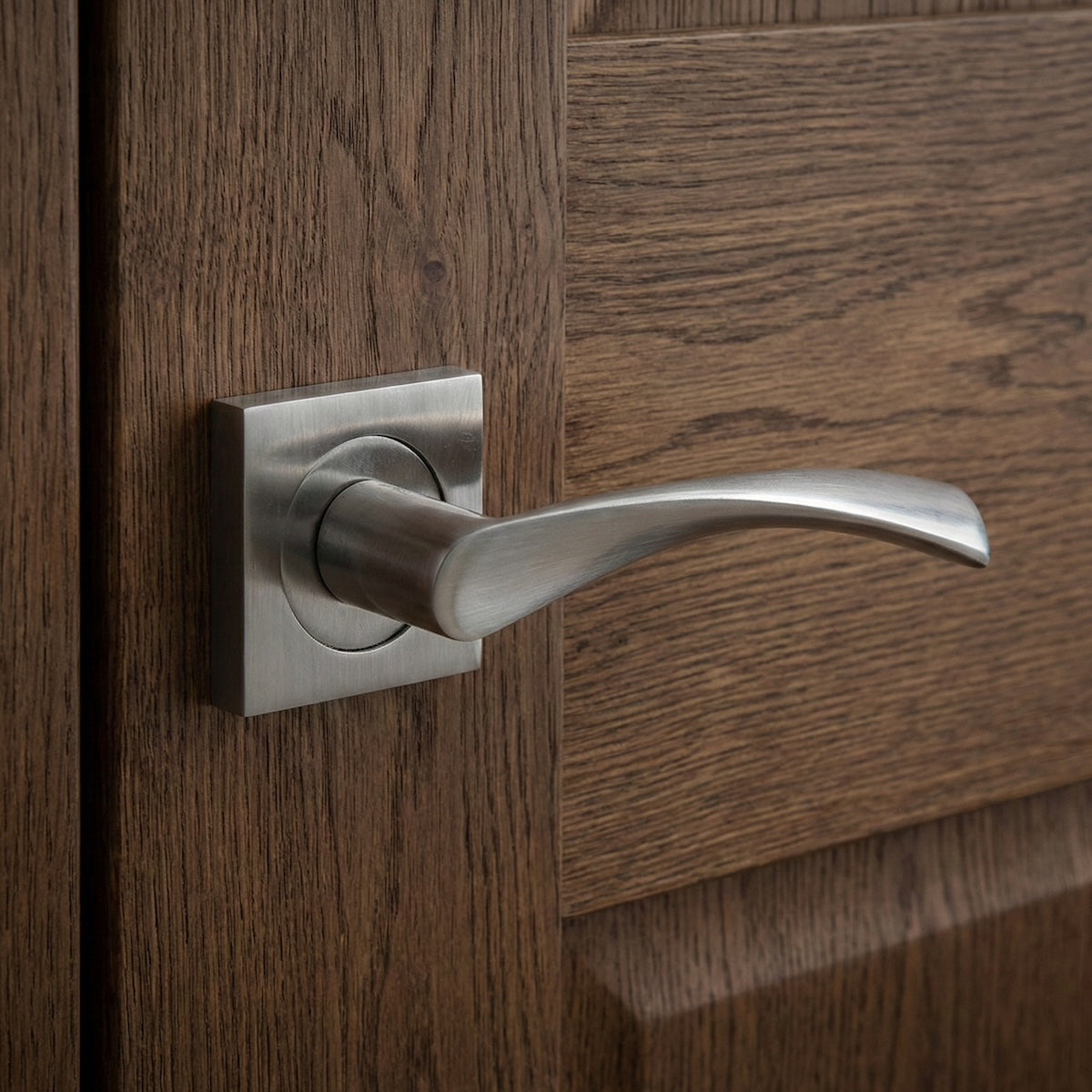 '130A' aluminium deurkruk in gesatineerd nikkel met vierkant rozet