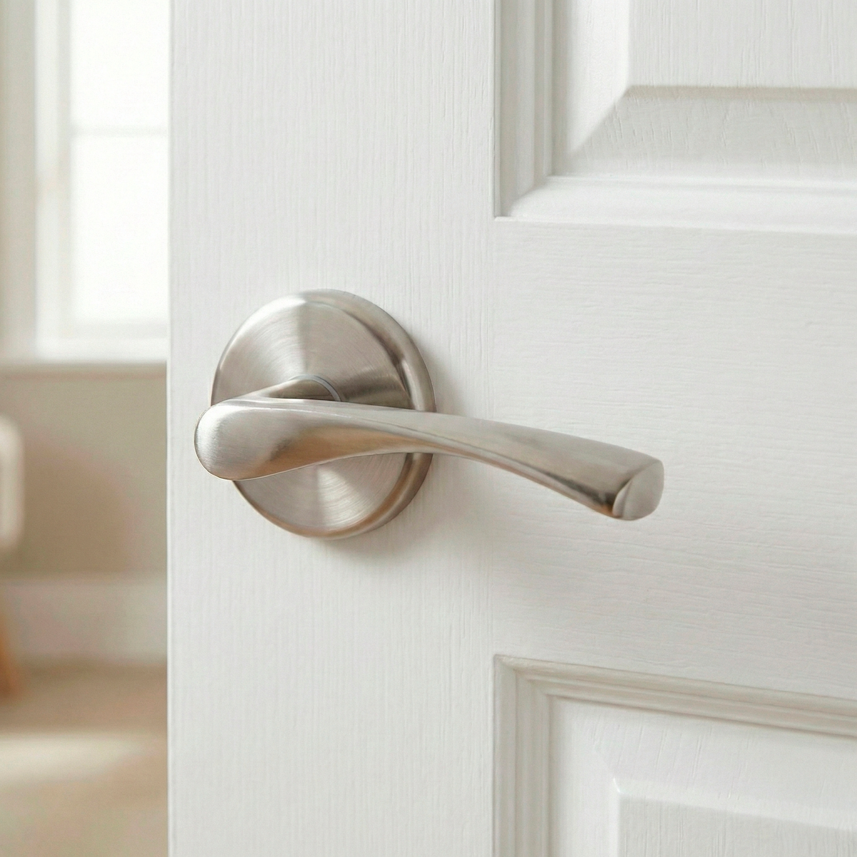 Deurkruk model 'ARI130' van aluminium met afdekplaatjes voor knoppen en ronde rozet voor deuren