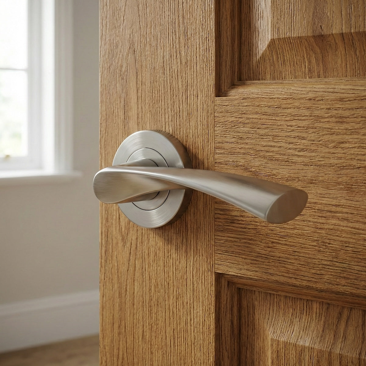 '130' zamak deurklink met ronde rozet in gesatineerd nikkel finish