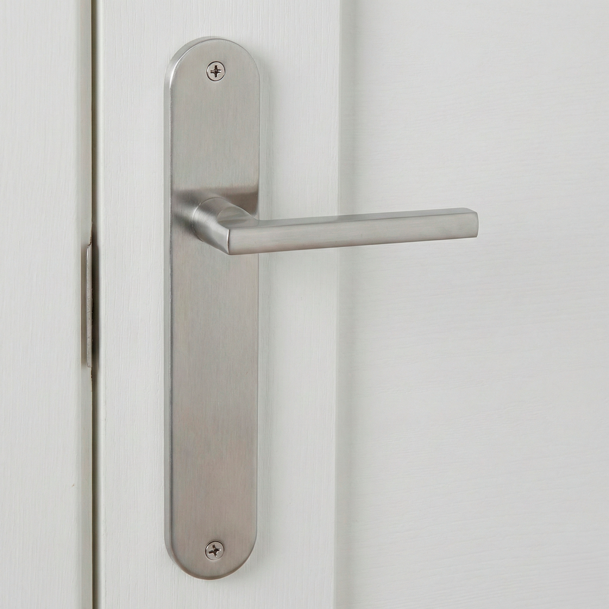 Klassieke deurklink model '530' van aluminium met ovaal schild in satijn nikkel afwerking voor deuren