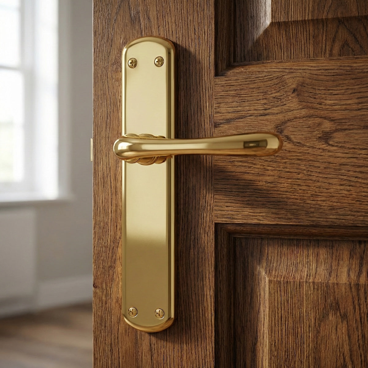 Deurkruk model '6501' van zamak met glanzend gouden afwerking en ovaal schild voor deuren