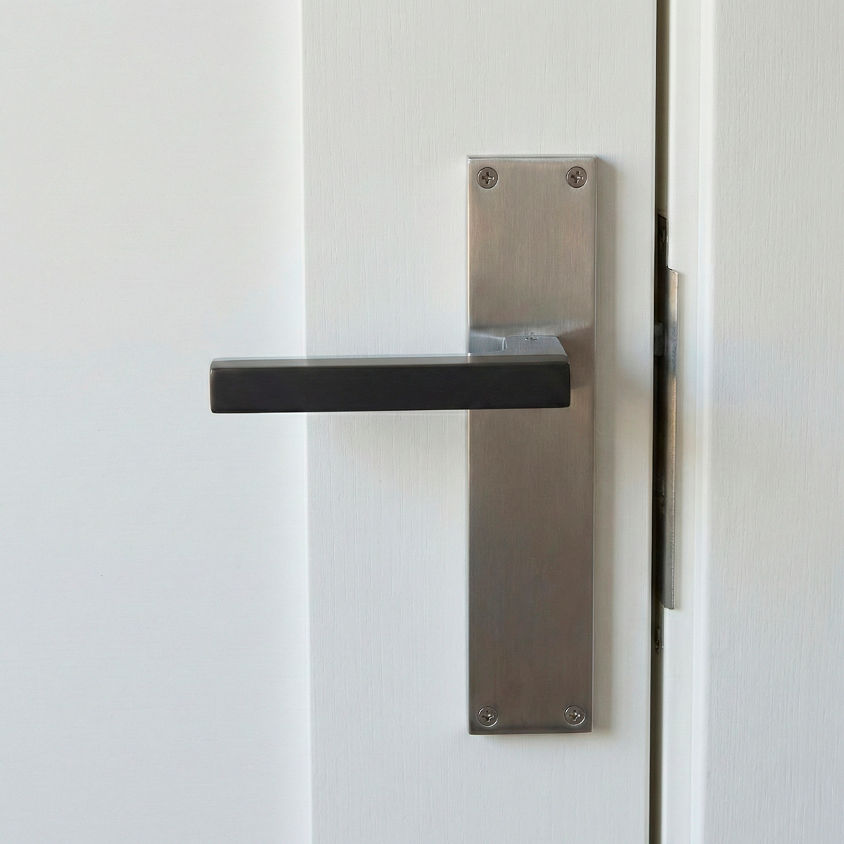 Deurkruk model '848' van zamak voor deuren met rechthoekig schild in tweekleurige grafietafwerking