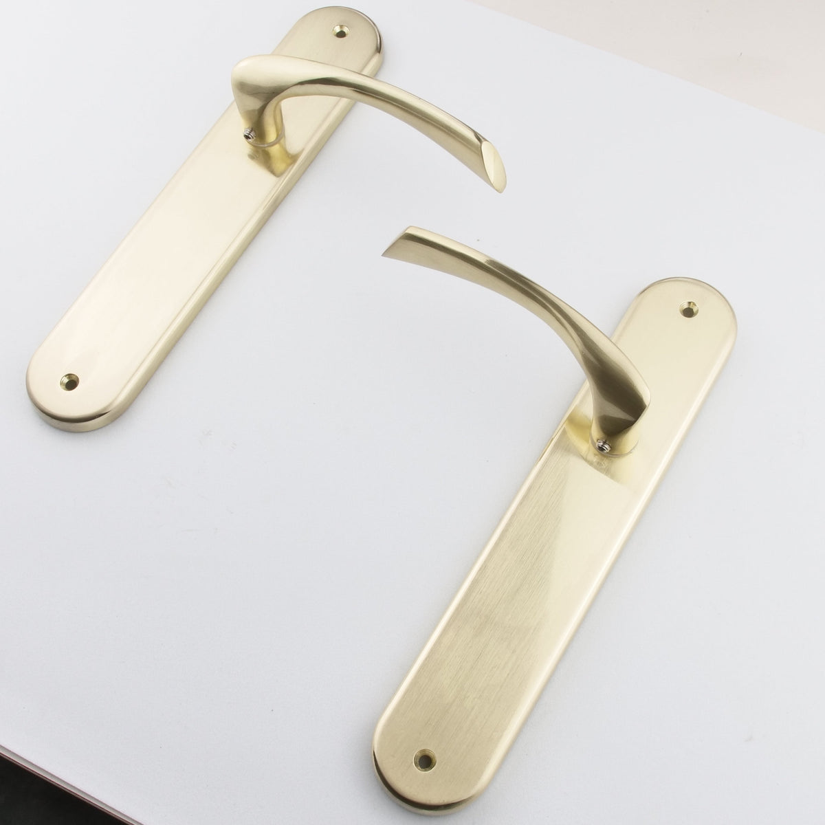 Zamak deurklink model '556' met ovaal schild in gesatineerde gouden afwerking voor deuren