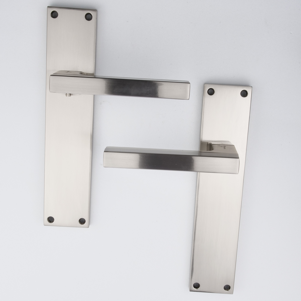 Moderne deurklink van zamak in gesatineerd nikkel en spacegrijs met rechthoekig schild, model '840'