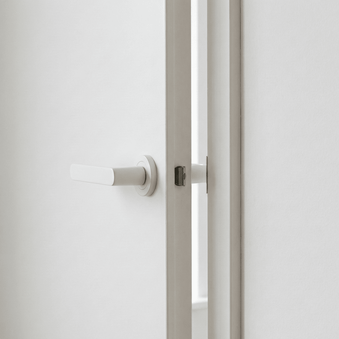 Aluminium deurklink op ronde rozet R-210 wit