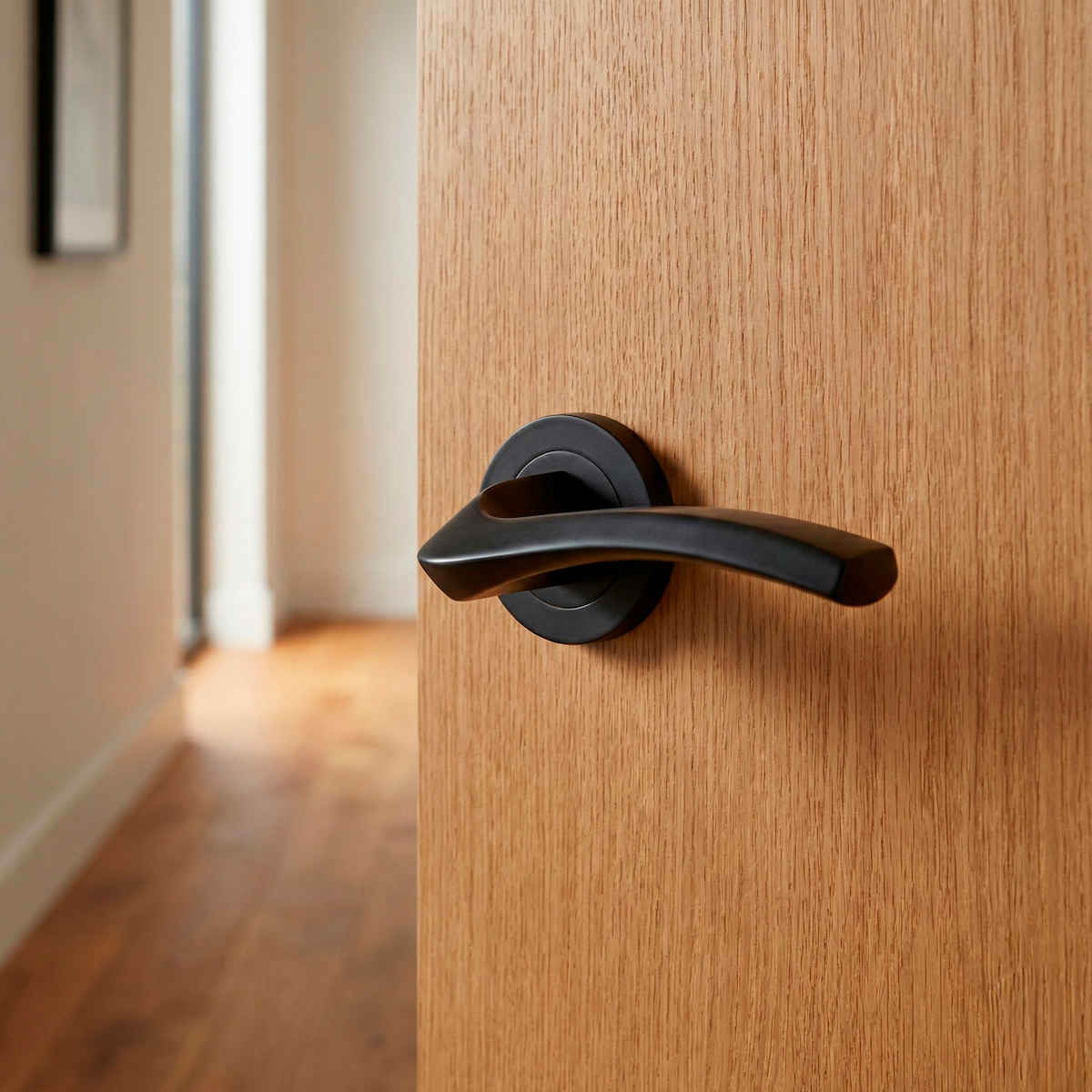 Aluminium deurklink model 1027 met ronde rozet in zwarte afwerking voor deuren