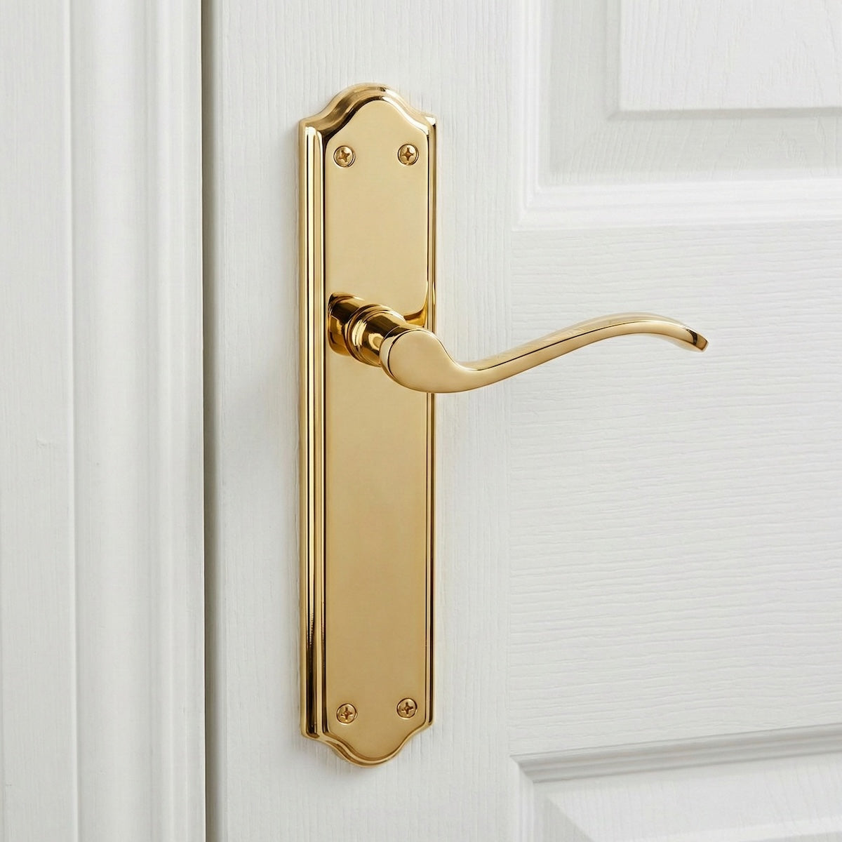 Deurkruk model '1101' met gebogen aluminium schild in goudkleurige afwerking voor deuren