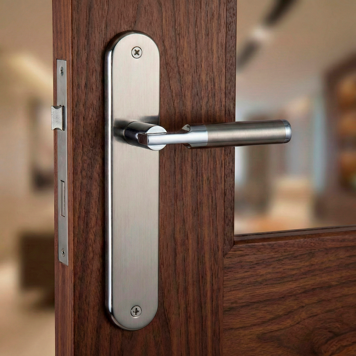 Avant-gardistische deurklink model '1019' met ovale plaat in tweekleurige afwerking