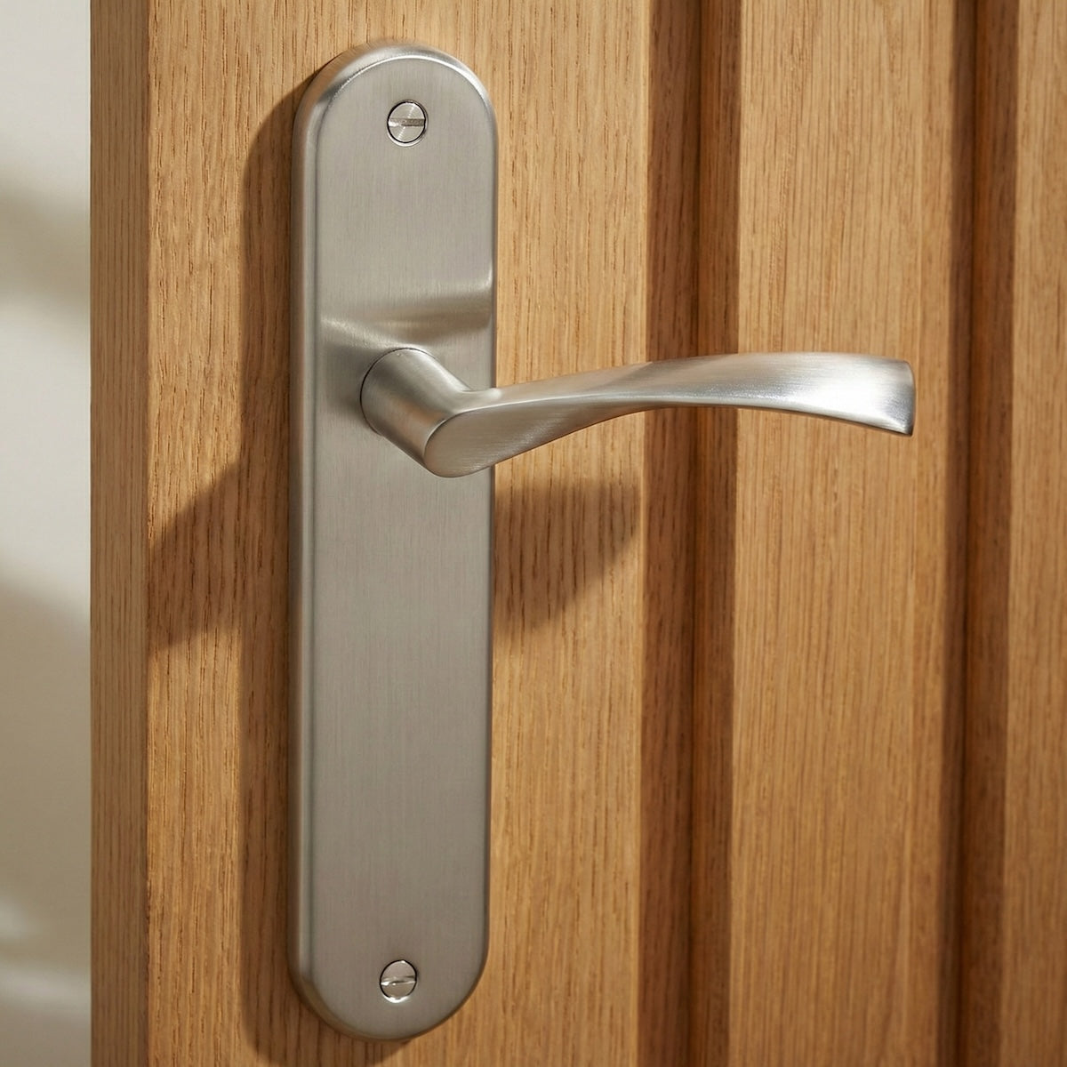 Deurkruk model '130A' ola met ovale aluminium rozet voor deuren in gesatineerd nikkel afwerking