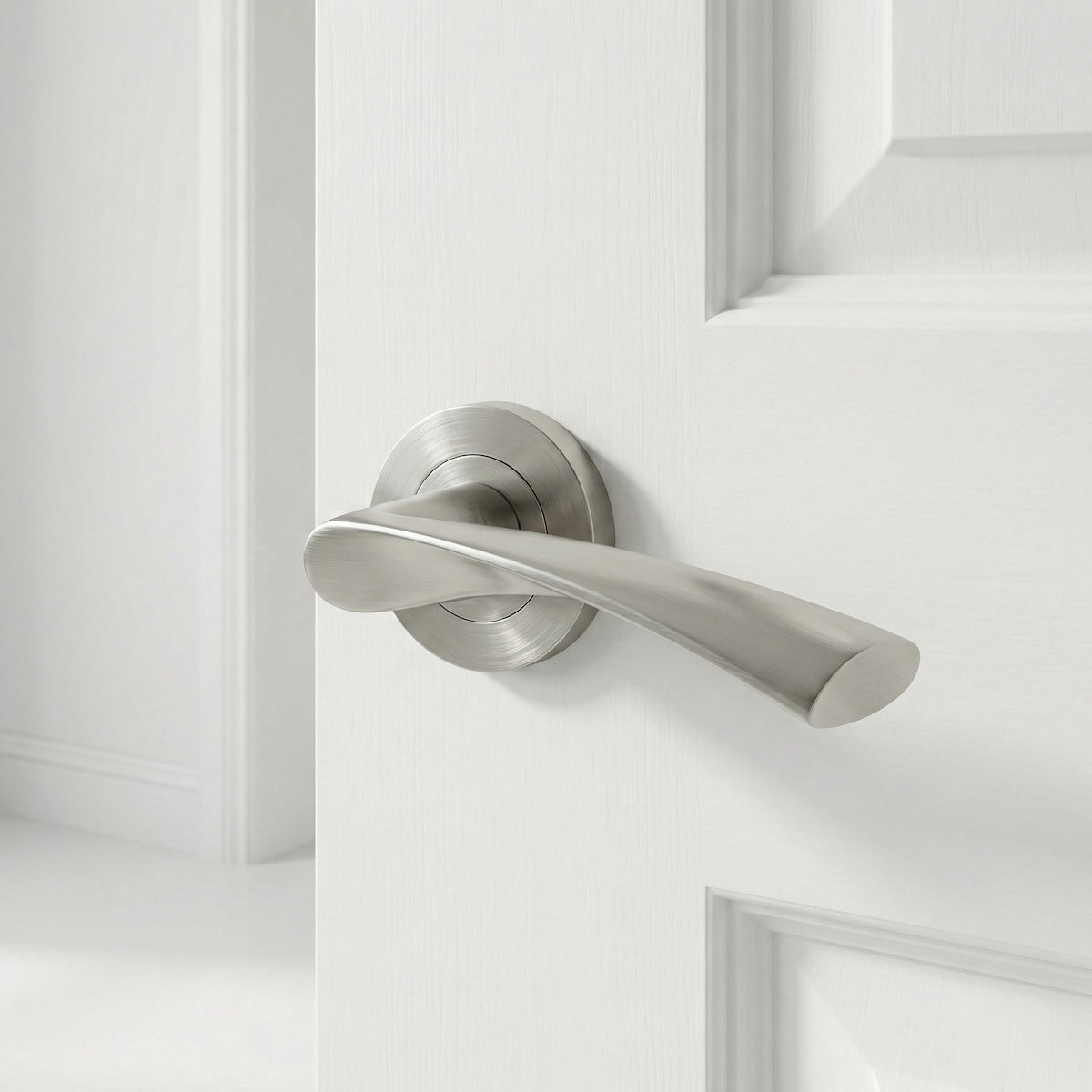 '130' zamak deurklink met ronde rozet in gesatineerd nikkel finish