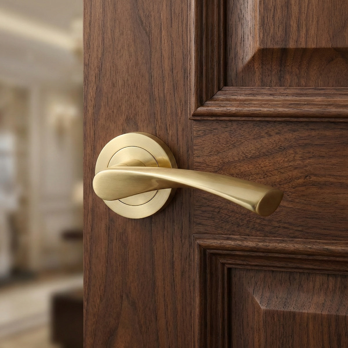 Gouden aluminium deurkruk model '136A' met ronde rozet voor houten deuren