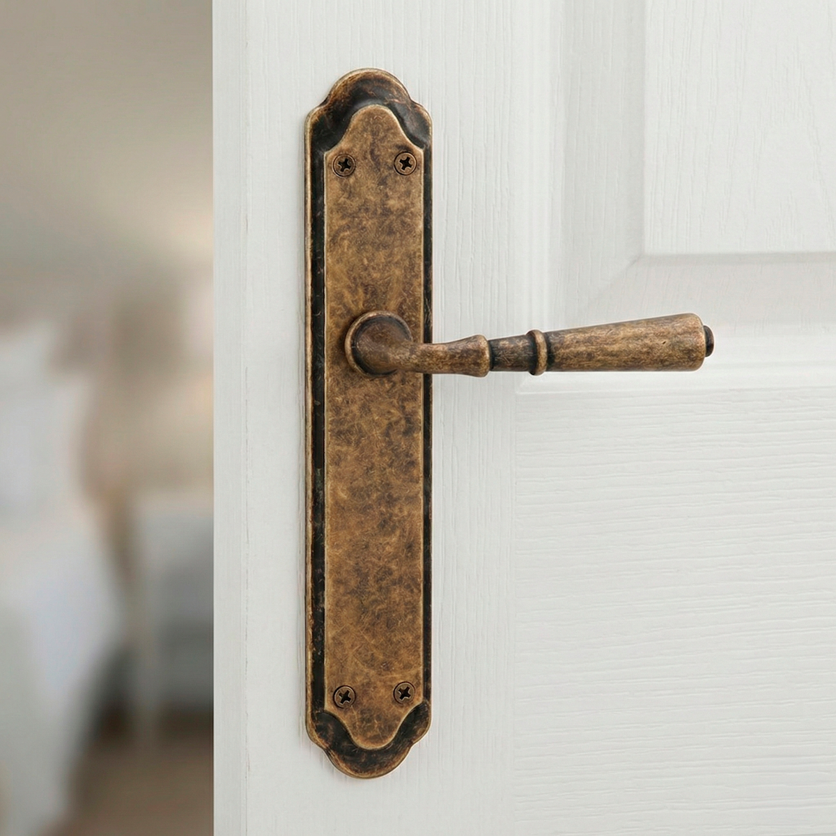Deurkruk model '507' met rustiek schild en afwerking in verouderd leder voor deuren
