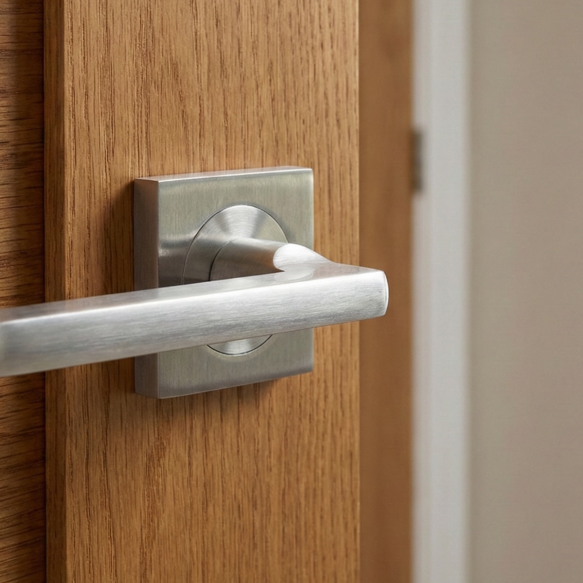 Deurkruk model Rental '530A', vierkante rozet van aluminium voor deuren, satijn nikkel afwerking