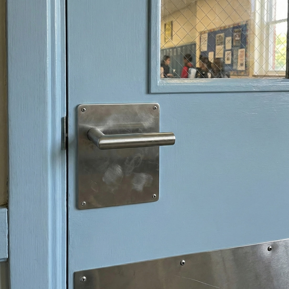 Deurkruk model '503' met vierkant schild 170mm van roestvrij staal voor deuren