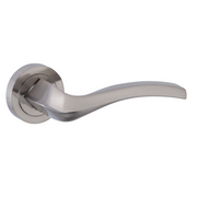 Deurkruk met ronde rozet van aluminium