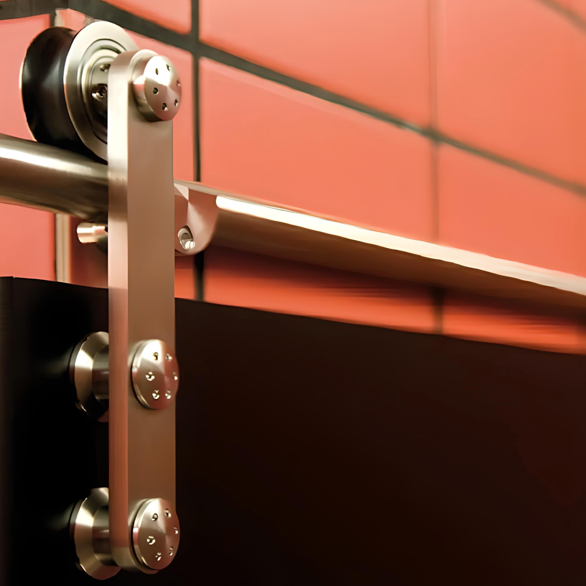 Beslagset voor het monteren van een schuifdeur voor fenolische toiletcabines