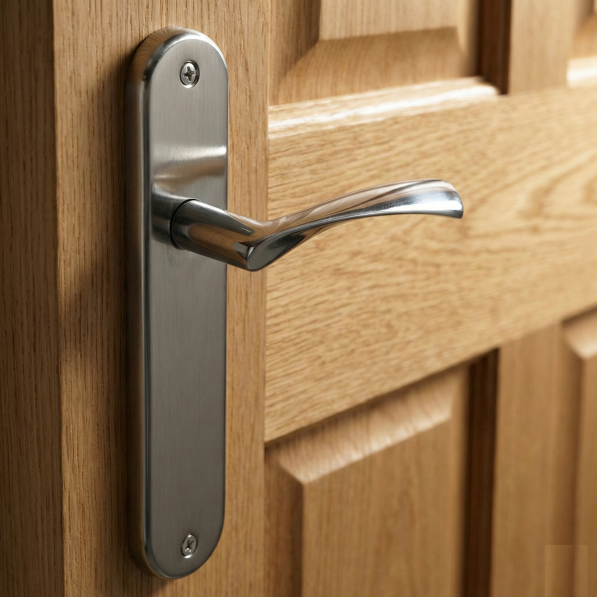 Deurkruk model '130A' ola met ovale aluminium rozet voor deuren in gesatineerd nikkel afwerking