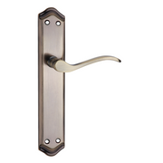 Deurklink model '881' rustiek, aluminium lederafwerking met gebogen schild voor deuren