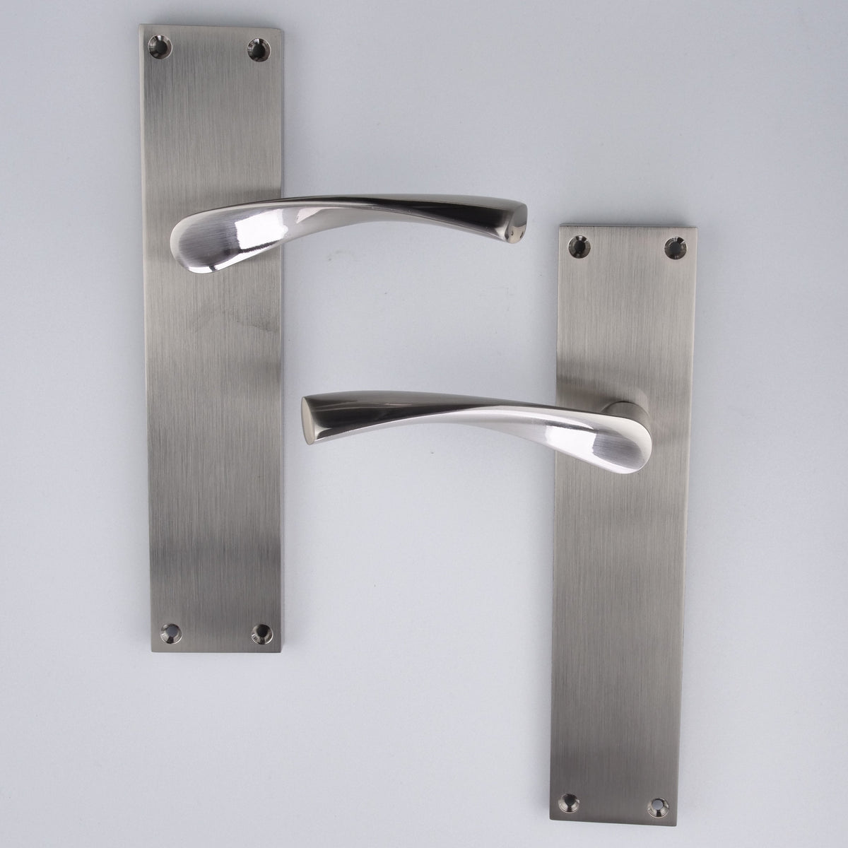Deurkruk op rozet met rechthoekig aluminium schild voor deuren in gesatineerd nikkel afwerking model '130A'