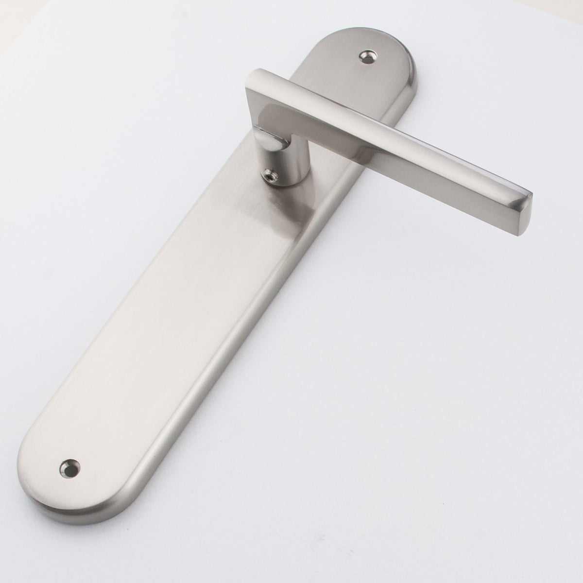 Klassieke deurklink model '530' van aluminium met ovaal schild in satijn nikkel afwerking voor deuren