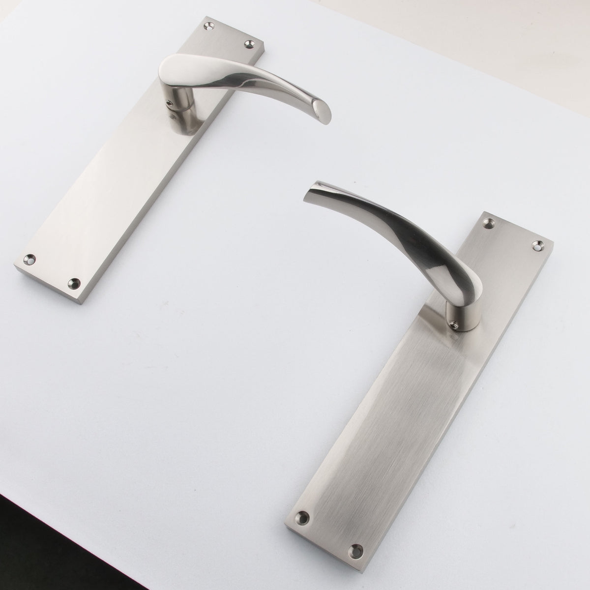 Deurkruk op rozet met rechthoekig aluminium schild voor deuren in gesatineerd nikkel afwerking model '130A'