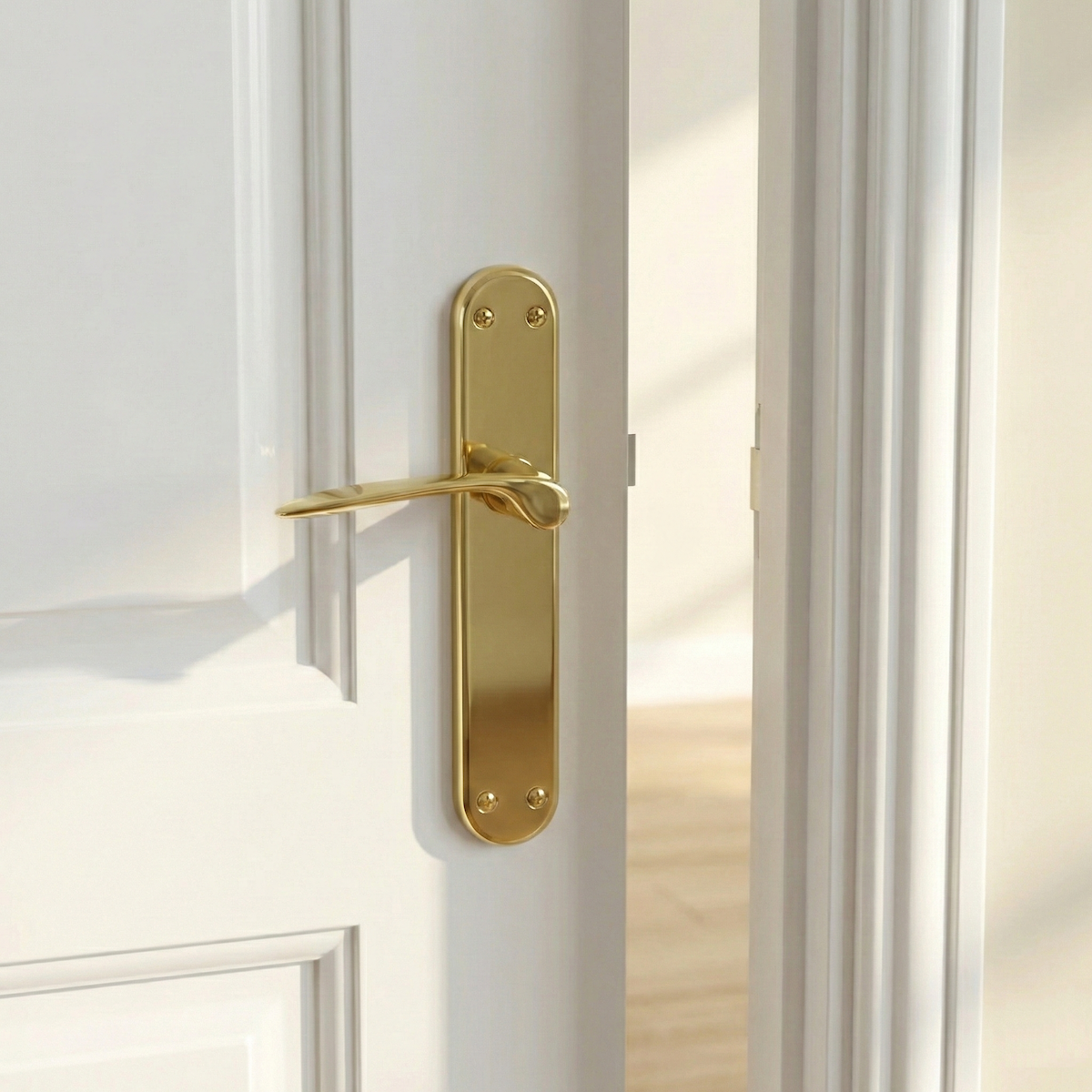 Deurkruk met ovale messing plaat in goudkleurige afwerking model Pep voor deuren