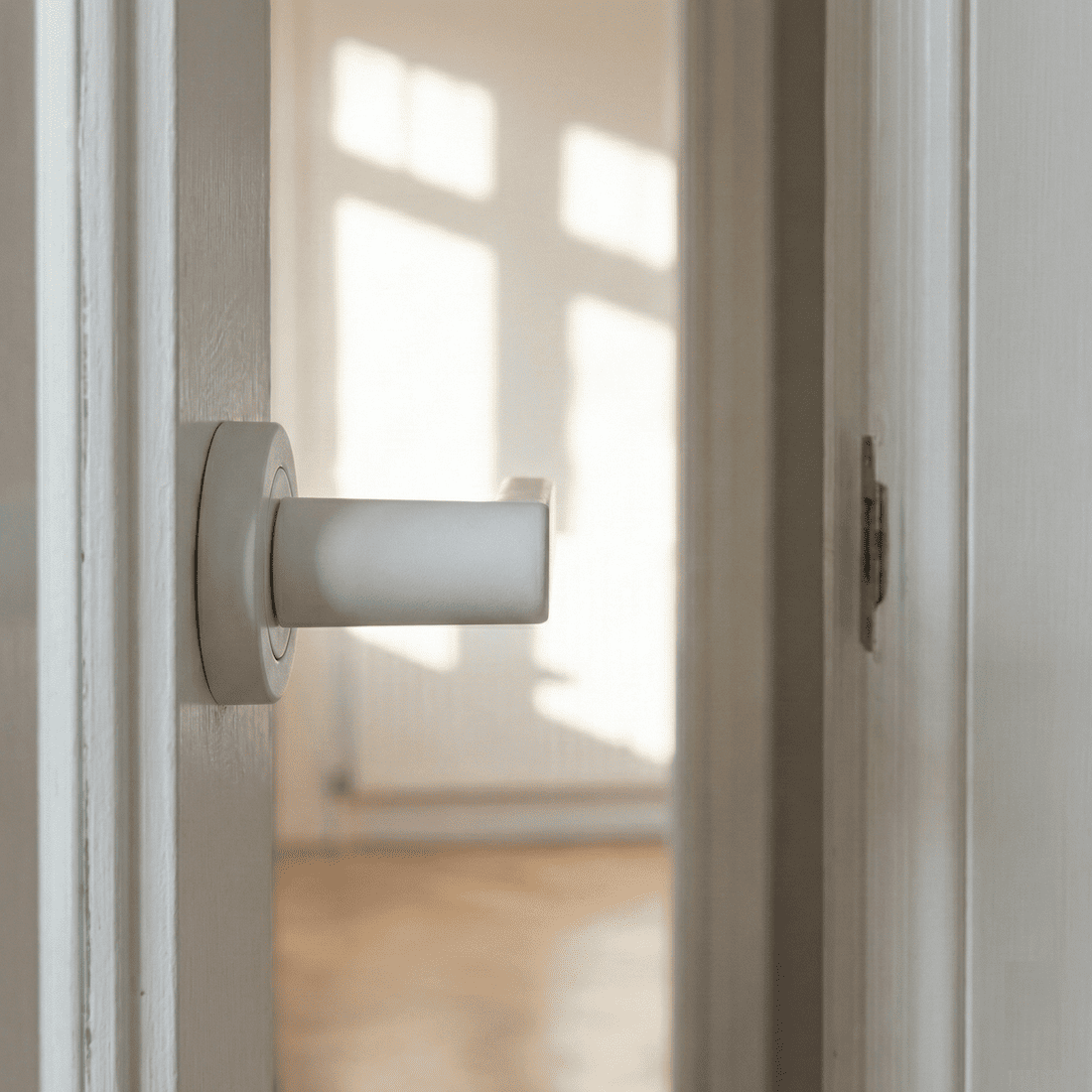 Aluminium deurklink op ronde rozet R-210 wit