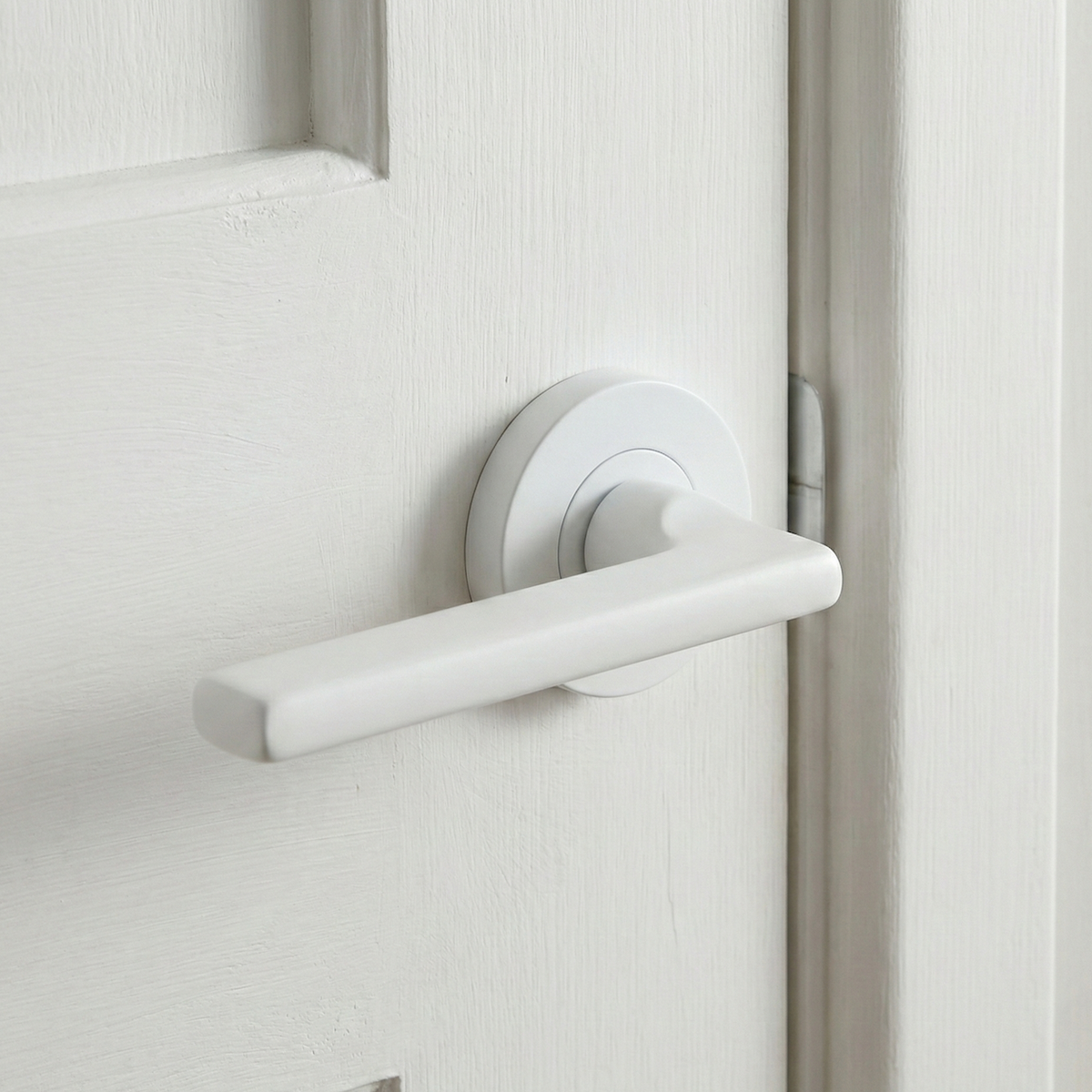 Aluminium deurklink met ronde rozet in witte afwerking voor deuren