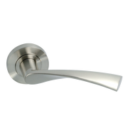 Deurkruk Ola model '130' van aluminium met ronde rozet voor deuren