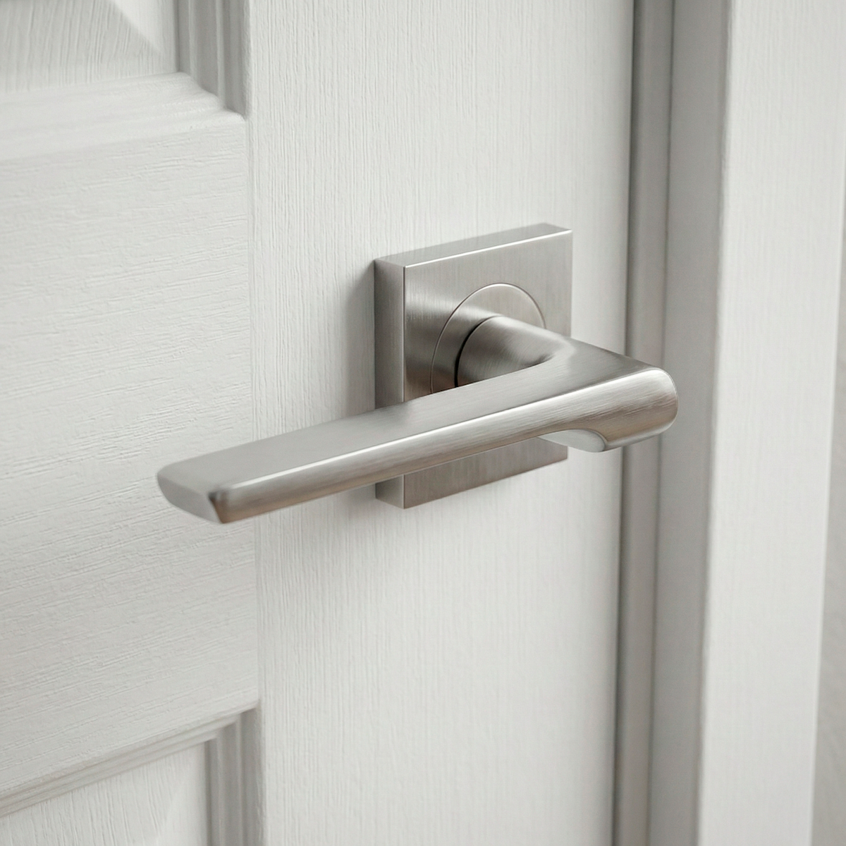Aluminium deurkruk '559' op vierkant rozet voor deuren in satijn nikkel finish